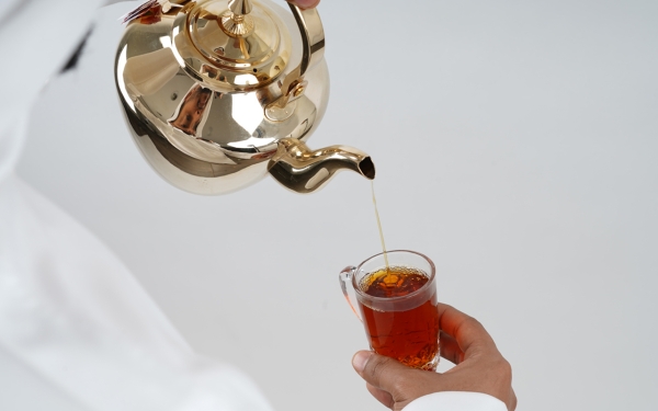 مشروب الشاي يقدم للضيوف في المناسبات بالسعودية. (سعوديبيديا)