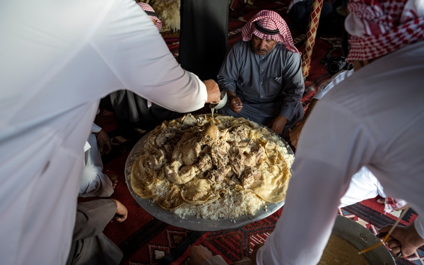المنسف من الأكلات الشعبية التي تقدم للضيوف في شمال السعودية. (وزارة الثقافة)