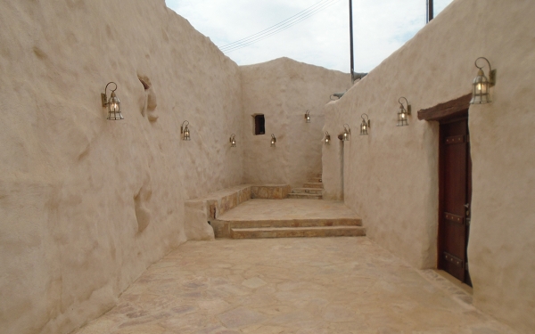 مسجد قرية السرو التاريخي بمحافظة النماص في منطقة عسير، يتميز ببنائه على طراز السراة. (سعوديبيديا)