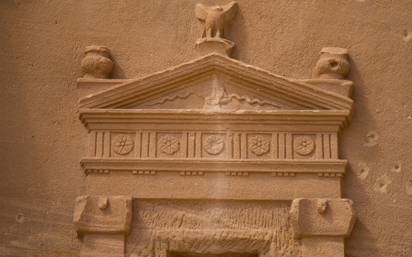 كتابات أثرية في مدخل قصر البنات في العلا. (سعوديبيديا)