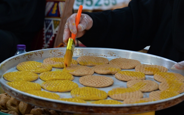 تحضير حلوى الكليجا الشعبية المشهورة في منطقة القصيم. (واس) 