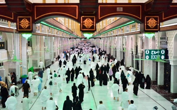 عدد من المعتمرين يؤدون مناسك العمرة، والسعي بين الصفا والمروة في المسجد الحرام بمكة المكرمة. (واس)

  