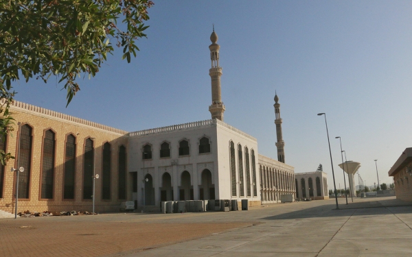 مسجد نمرة حيث يؤدي المصلون صلاتي الظهر والعصر يوم عرفة. (واس)