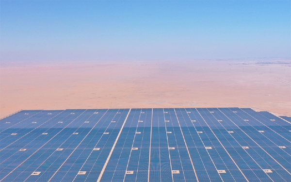 محطة سكاكا للطاقة الشمسية في منطقة الجوف شمالي السعودية. (المركز الإعلامي لرؤية 2030)