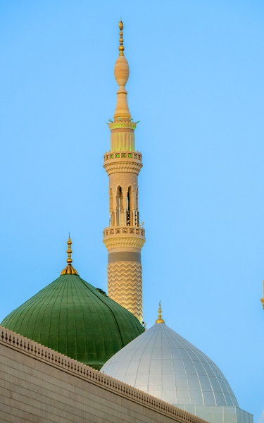 إحدى مآذن المسجد النبوي الشريف. (واس)