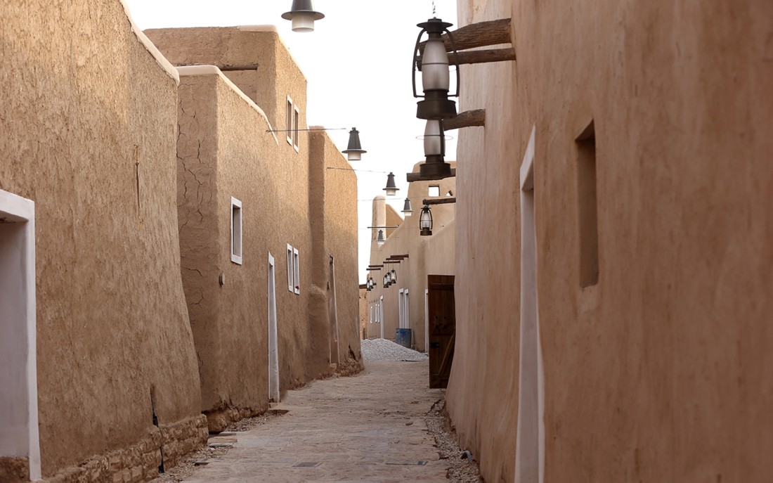أحد الشوارع في حي البجيري التاريخي بالدرعية. (سعوديبيديا)