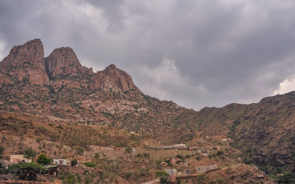 جبل نطفاء ضمن مرتفعات السروات الواقعة بمنطقة عسير. (واس)