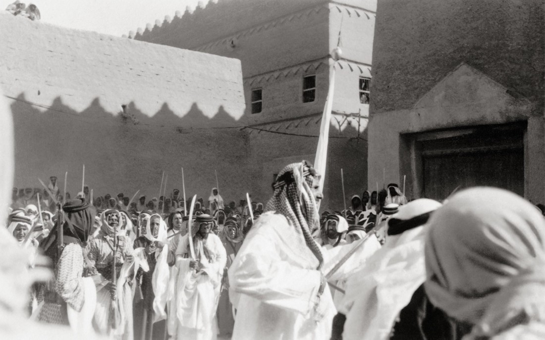 الملك عبدالعزيز يؤدي العرضة السعودية. (واس)