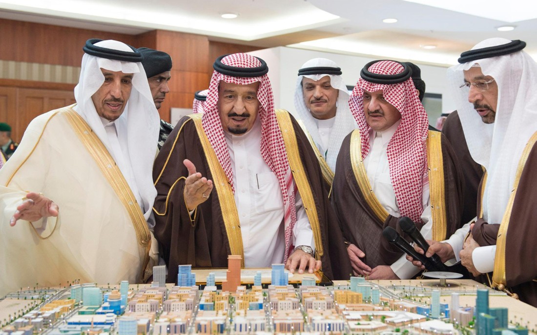 الملك سلمان يدشن ويضع حجر الأساس لعدد من المشاريع في الجبيل الصناعية 1438هـ. (واس)