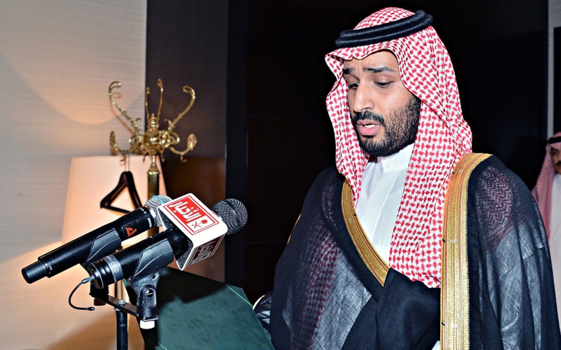 الأمير محمد بن سلمان يؤدي القسم أثناء تعيينه وزيرًا للدولة عضوًا بمجلس الوزراء عام 1435هـ. (واس)