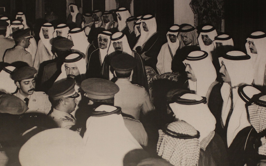 الملك فهد أثناء مبايعته ملكًا، ويقف عن يمينه الملك عبدالله بن عبدالعزيز (كان أميرًا آنذاك) - وعن يساره الملك سلمان بن عبدالعزيز (كان أميرًا آنذاك) 1982م.(دارة الملك عبدالعزيز)
