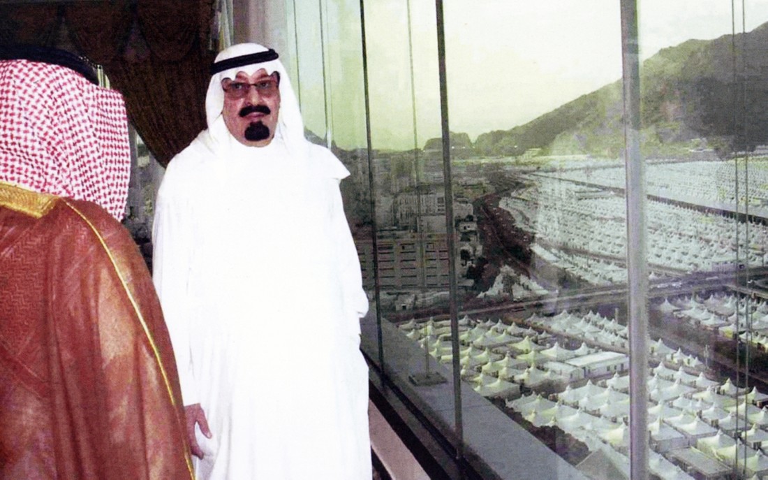 الملك عبدالله يشرف على الخدمات المقدمة لحجاج بيت الله الحرام. (دارة الملك عبدالعزيز)