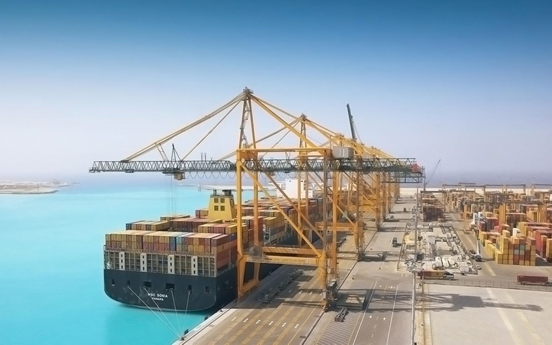 ميناء مدينة الملك عبدالله الاقتصادية على ساحل البحر الأحمر. (دارة الملك عبدالعزيز)