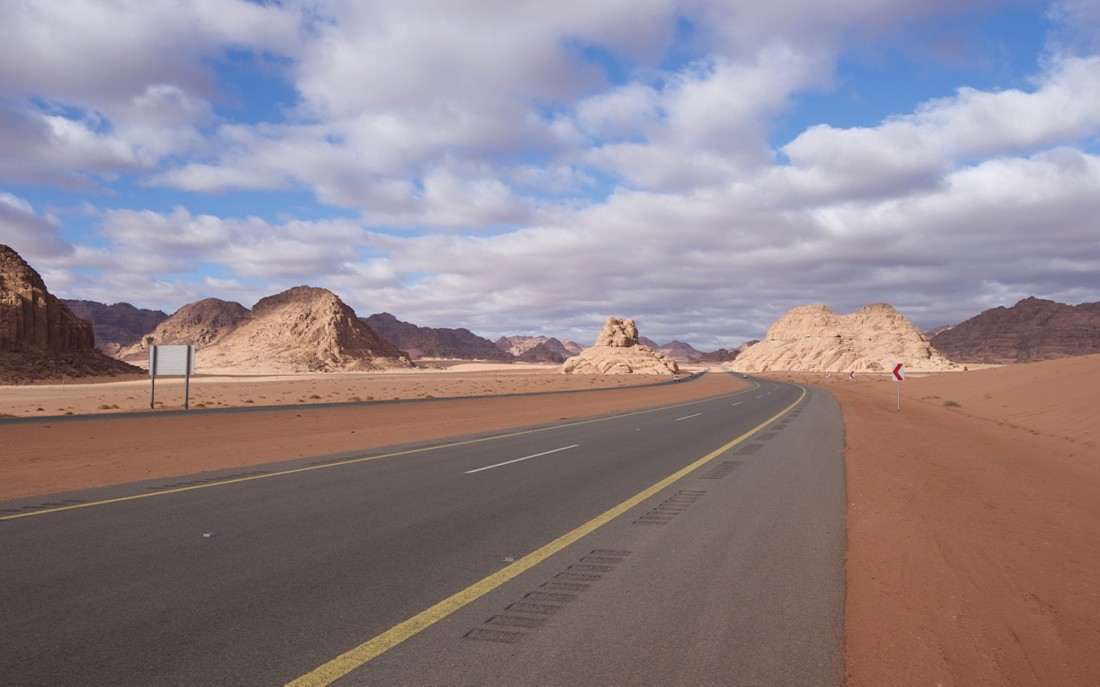 أحد الطرق البرية في السعودية. (سعوديبيديا)