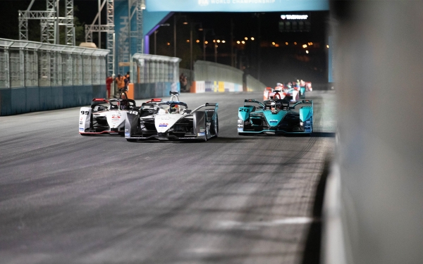سيارات السباق تتنافس في فورمولا إي الدرعية. (واس)