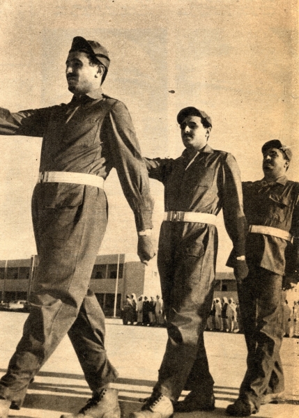 الملك سلمان بن عبدالعزيز، والملك فهد بن عبدالعزيز حينما كانا أميرين، أثناء التدريبات للتطوع في جيش التحرير المصري. 1965م. (دارة الملك عبدالعزيز)