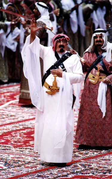 الملك عبدالله بن عبدالعزيز يؤدي العرضة السعودية. (واس)