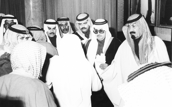 الملك عبدالله بن عبدالعزيز وهو يستقبل المواطنين. (دارة الملك عبدالعزيز)