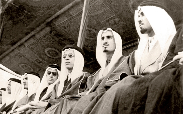 الملك عبدالله بن عبدالعزيز بجانب عدد من أمراء المملكة. (دارة الملك عبدالعزيز)