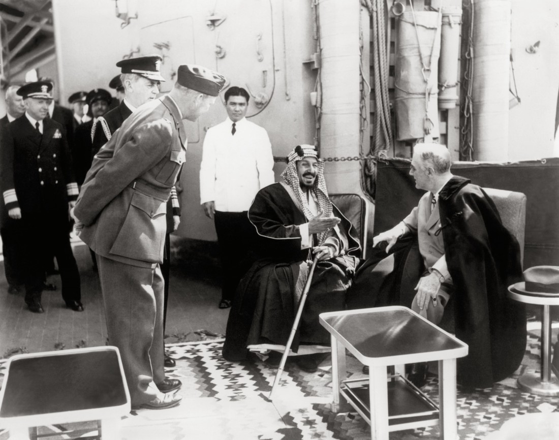 الملك عبدالعزيز مع الرئيس الأمريكي فرانكلين روزفلت عام 1945م. (دارة الملك عبدالعزيز)