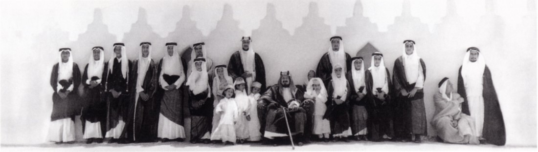 الملك عبدالعزيز مع عدد من أبنائه على سطح القصر.  (دارة الملك عبدالعزيز)