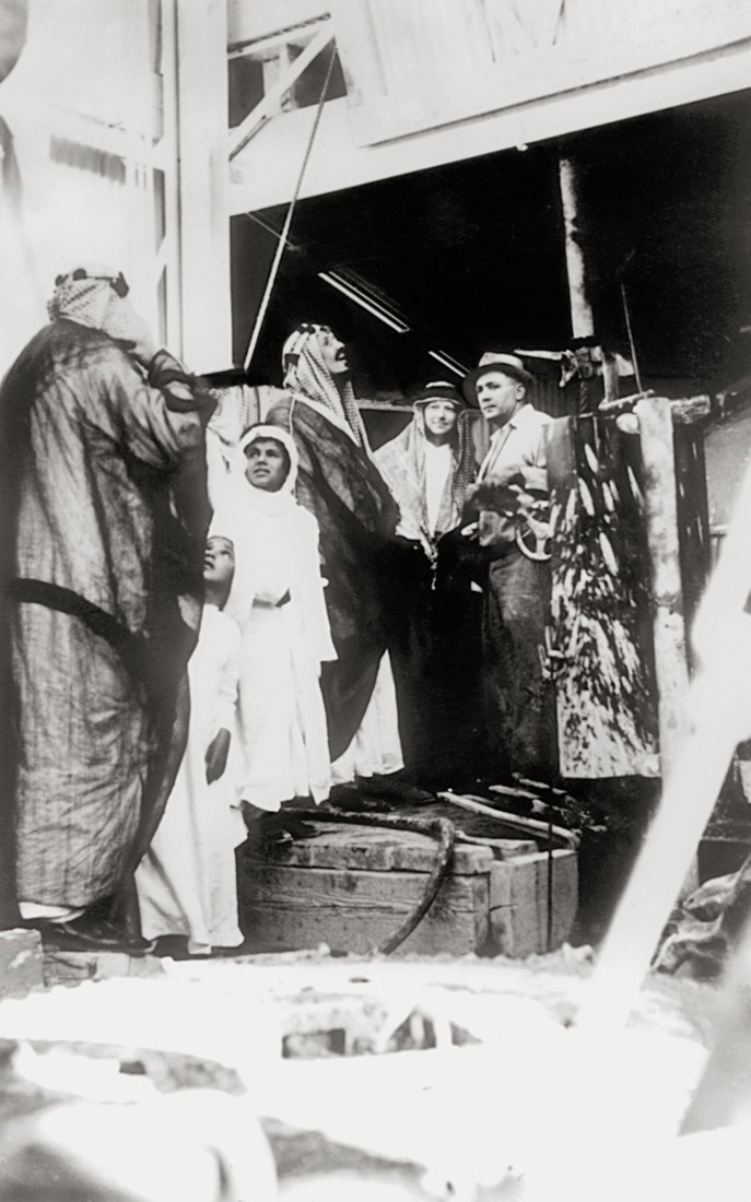 الملك عبدالعزيز خلال تفقده بئر الدمام رقم 7. (دارة الملك عبدالعزيز)