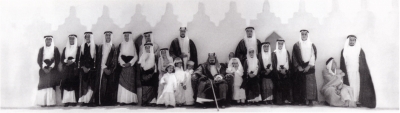 الملك عبدالعزيز مع عدد من أبنائه على سطح القصر. (دارة الملك عبدالعزيز)