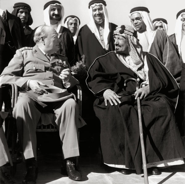 الملك عبدالعزيز مع رئيس وزراء بريطانيا ونستون تشرشل في الفيوم بمصر 1945م. (دارة الملك عبدالعزيز)