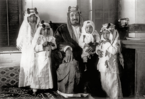 الملك عبدالعزيز متوسطًا بعض أبنائه وهم مشعل وطلال ونواف ومتعب. (دارة الملك عبدالعزيز)