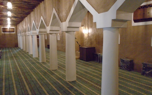 مسجد قصر الشريعة التاريخي من الداخل بعد الترميم في مدينة الهياثم ويعود عمره لأكثر من مئة عام. (سعوديبيديا)
