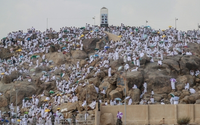 حجاج يصعدون جبل الرحمة في مشعر عرفة بمكة المكرمة. (سعوديبيديا)