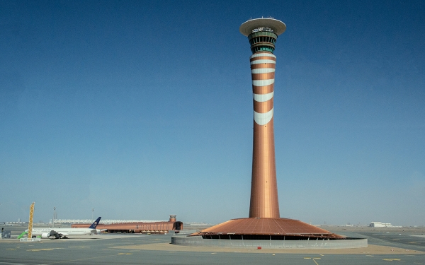 برج المراقبة في مطار الملك عبدالعزيز الدولي في مدينة جدة. (واس)