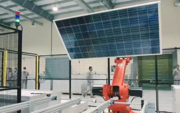 عدد من الفنيين في مصنع لإنتاج ألواح وخلايا الطاقة الشمسية في السعودية. (المركز الإعلامي لرؤية السعودية 2030)