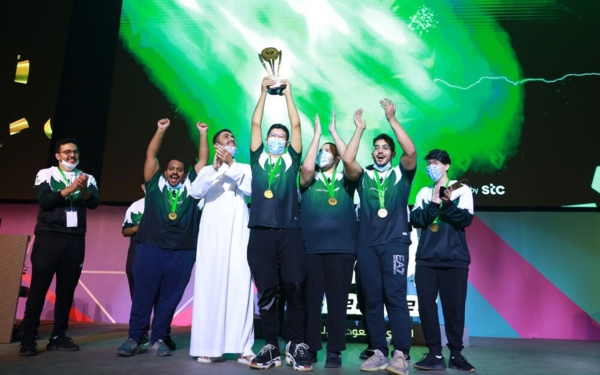 لحظة احتفال الفريق الفائز بكأس اتحاد الرياضات الإلكترونية. (المركز الإعلامي للاتحاد السعودي للرياضات الإلكترونية)