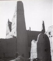 أحد قصور سلوى بحي الطريف في الدرعية. جورج رانديل. 1356-1937م. (دارة الملك عبدالعزيز)