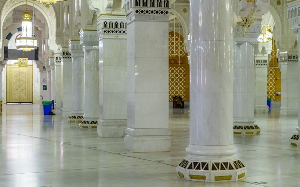 تنقية هواء التكييف داخل المسجد الحرام وتعقيمه بالأشعة فوق البنفسجية قبل إخراجه إلى أرجاء المسجد. (واس)