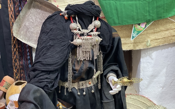 لباس "المكمم" النجراني من الأزياء النجرانية القديمة. (سعوديبيديا)