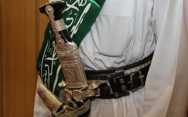 الجنبية مع الحزام الخاص بها وطريقة لبسها. (سعوديبيديا)