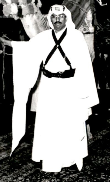 صورة لرجل يرتدي ثوب المرودن. (دارة الملك عبدالعزيز)