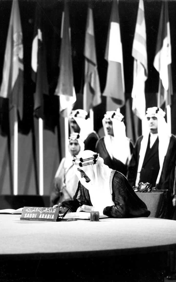 الملك فيصل بن عبدالعزيز أثناء توقيع ميثاق الأمم المتحدة في أمريكا عام 1945م. (دارة الملك عبدالعزيز)