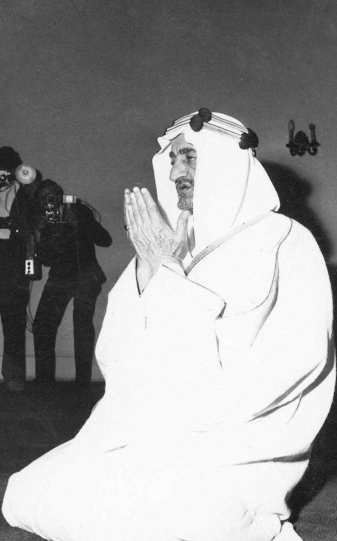 الملك فيصل بن عبدالعزيز رافعا يديه بالدعاء. (دارة الملك عبدالعزيز)