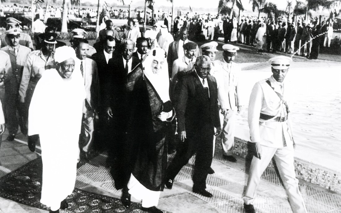 الملك فيصل بن عبدالعزيز في زيارة إلى السودان ويظهر بجانبه الرئيس السوداني إسماعيل الأزهري عام 1966م. (دارة الملك عبدالعزيز)