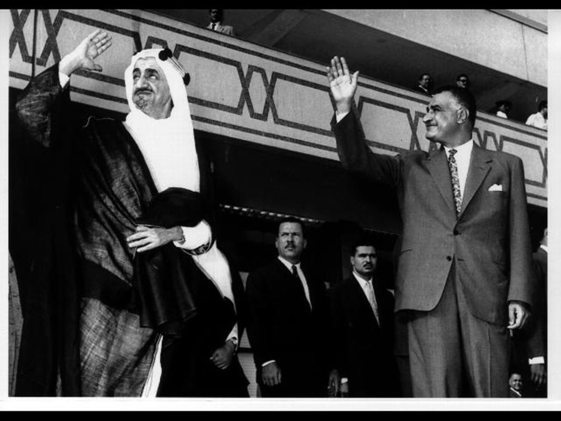 الملك فيصل والرئيس عبدالناصر يحييان الجمهور المصري في القاهرة. (دارة الملك عبدالعزيز)