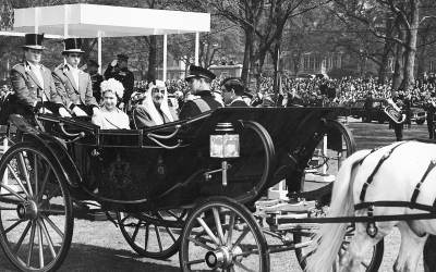 الملك فيصل بن عبدالعزيز والملكة إليزابيث في بريطانيا عام 1976م. (دارة الملك عبدالعزيز)