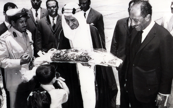 الملك فيصل بن عبدالعزيز والرئيس المصري أنور السادات في القاهرة عام 1971م. (دارة الملك عبدالعزيز)