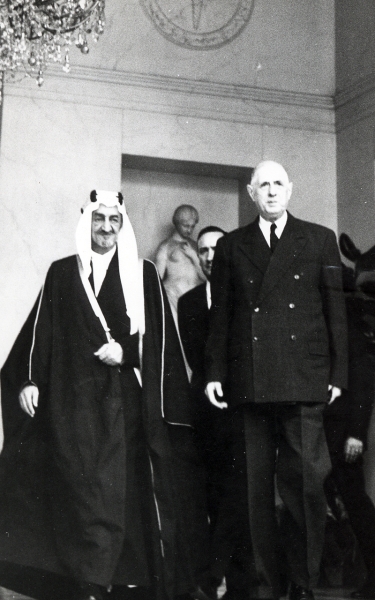 الملك فيصل بن عبدالعزيز والرئيس الفرنسي شارل ديجول في فرنسا عام 1967م. (دارة الملك عبدالعزيز)