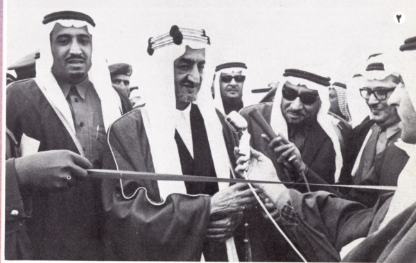 الملك فيصل خلال افتتاح مشروع طريق مكة - الطائف عام 1956م. (دارة الملك عبدالعزيز)