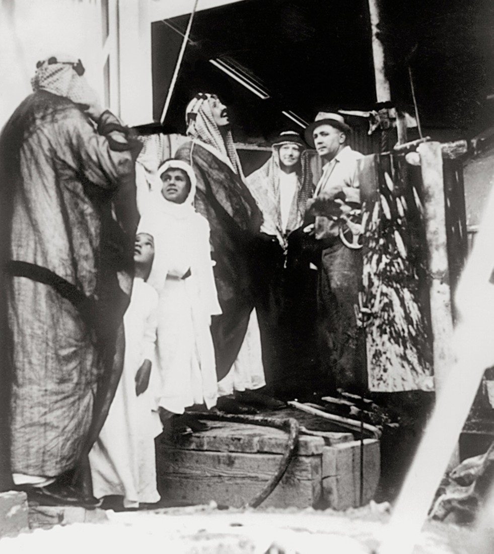 الملك عبدالعزيز خلال تفقده بئر 7 في الدمام. (دارة الملك عبدالعزيز) 