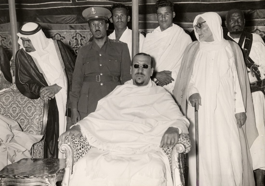الملك سعود بن عبدالعزيز مرتديًا لباس الإحرام. (دارة الملك عبدالعزيز) 