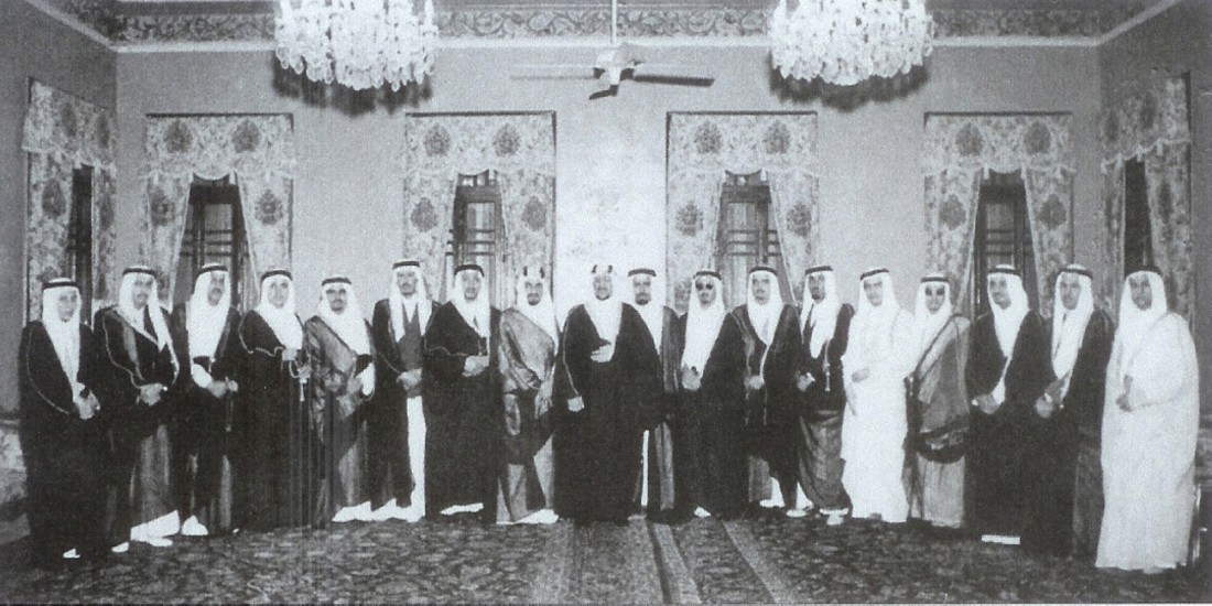 الملك سعود بن عبدالعزيز مع أفراد عائلته في قصر خزام بعد توليه للحكم. (دارة الملك عبدالعزيز)